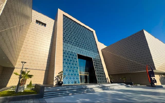 نمای ورودی مجموعه کرمان مال